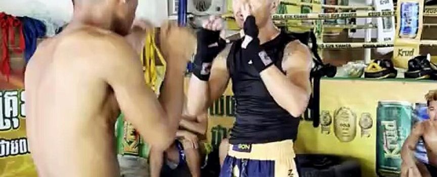ឡោ គឹមហ៊រ បោះបង់កាងារបើកឡានទឹកកក ដើម្បីក្ដីស្រមៃលុបបំបាត់ជីវភាពលំបាកឪពុកម្ដាយ តាមរយៈគុនខ្មែរ