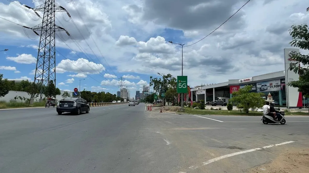 អគារតាំងបង្ហាញរថយន្ត​ទំនើបៗស្ទ...
