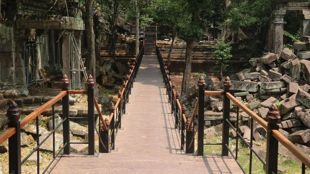 ស្ពានឈើថ្មើរជើងប្រាសាទបេងមាលា ទើបសង់រួច ស្អាតប្រៀបបានជណ្ដើរឡើងឋានសួគ៌បុរាណ