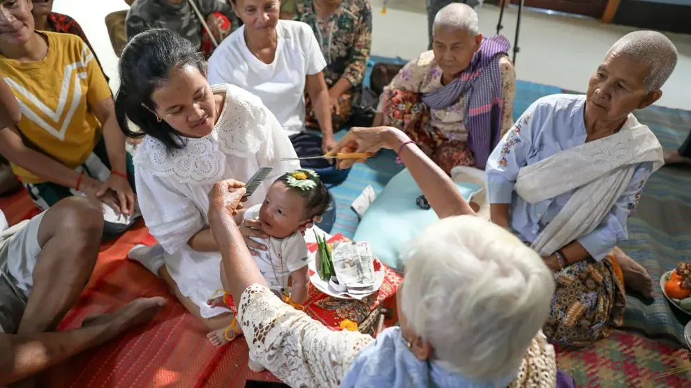 អ្នកស្រុកអង្គរ បន្តទំនៀមទម្លាប់បុរាណ «កាត់សក់បង្កក់ឆ្មប» ដល់ទារកទើបកើត