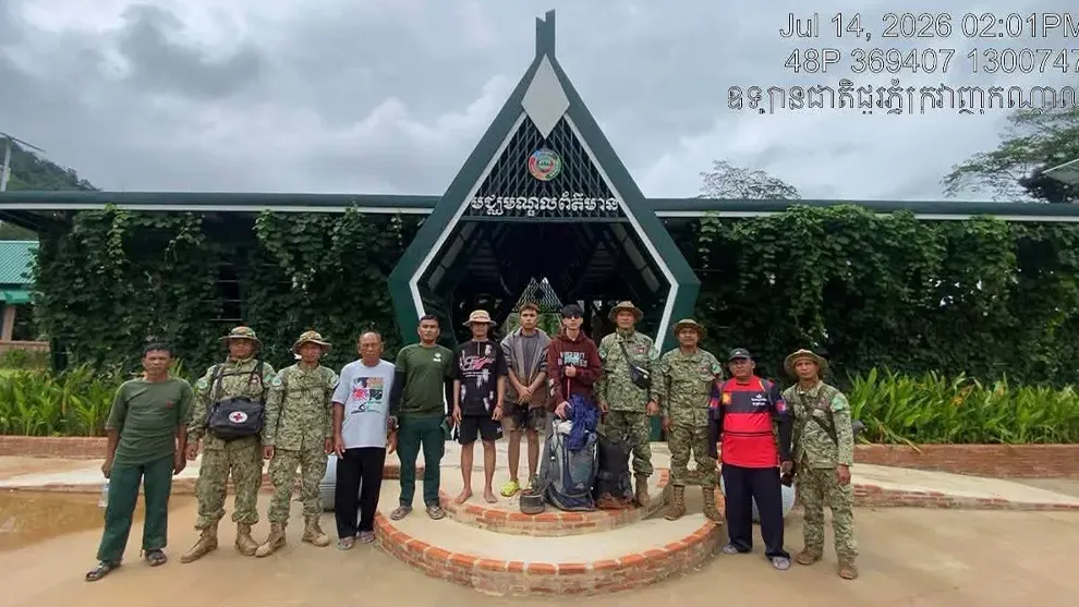 ទេសចរ ៣ នាក់ជាប់គាំងលើខ្នងផ្សារព្រោះជំនន់ទឹកភ្លៀង ពេលនេះត្រូវបានជម្លៀសមកកាន់ទីសុវត្ថិភាពហើយ