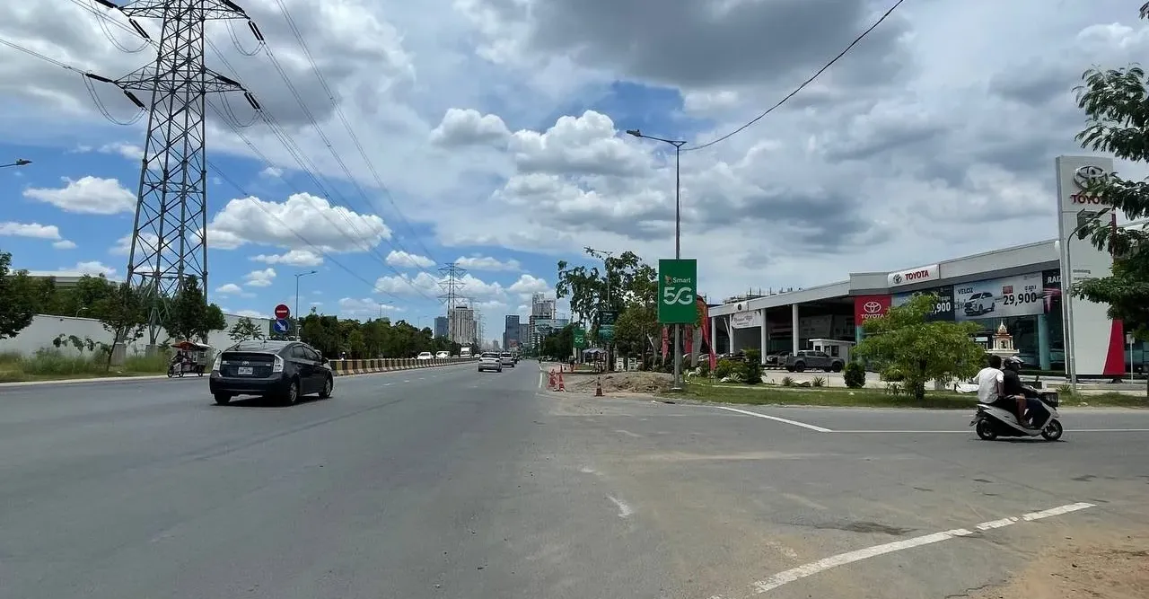 អគារតាំងបង្ហាញរថយន្ត​ទំនើបៗស្ទ...