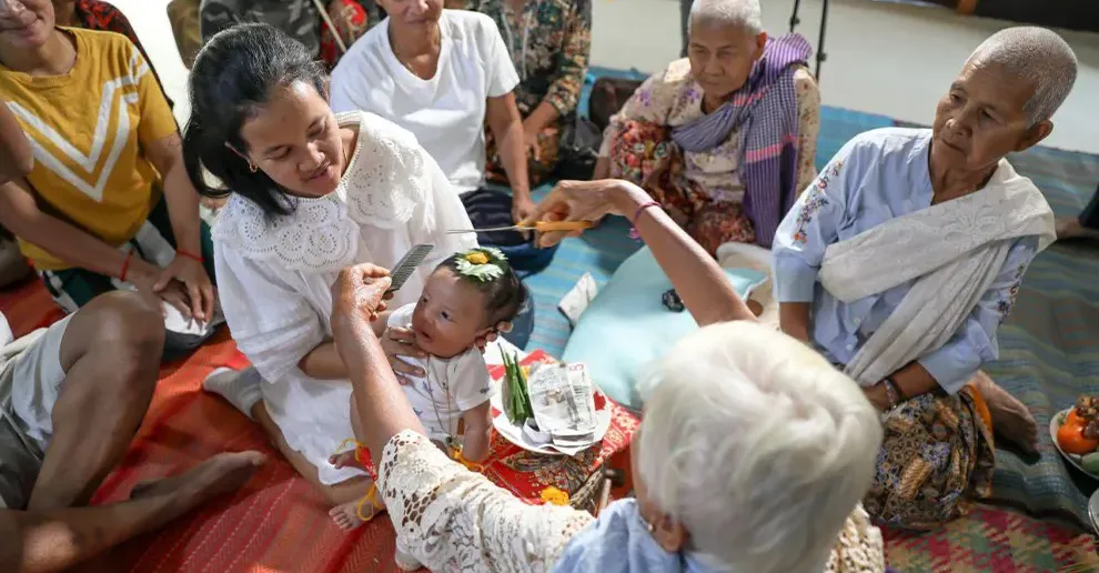 អ្នកស្រុកអង្គរ បន្តទំនៀមទម្លាប់បុរាណ «កាត់សក់បង្កក់ឆ្មប» ដល់ទារកទើបកើត