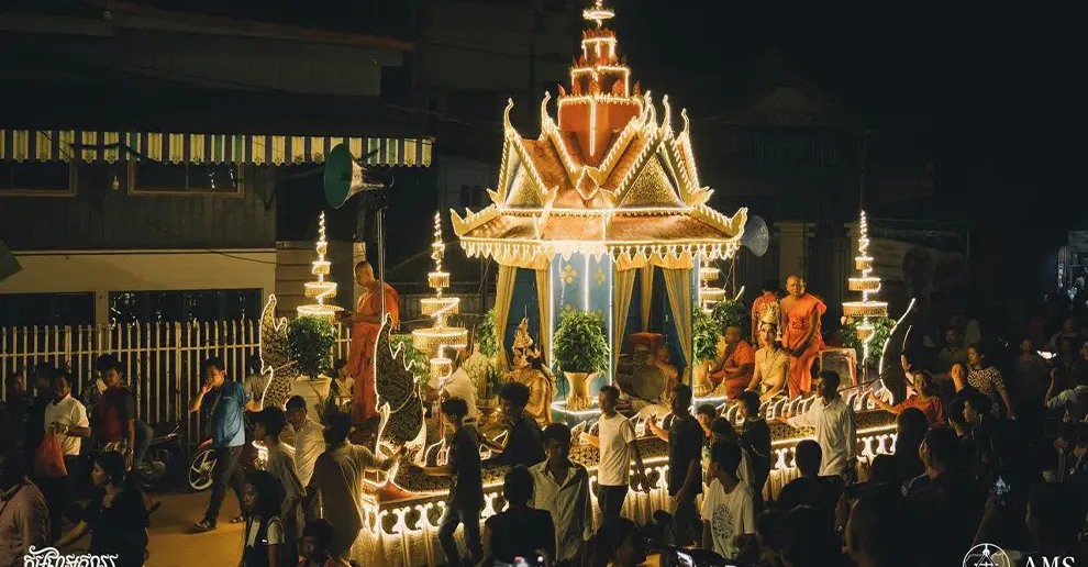 ប្រពៃណីបណ្ដែតប្រទីបអ្នកស្រុកអង្គរ បន្តថែដល់សព្វថ្ងៃលើទឹកដីសៀមរាប
