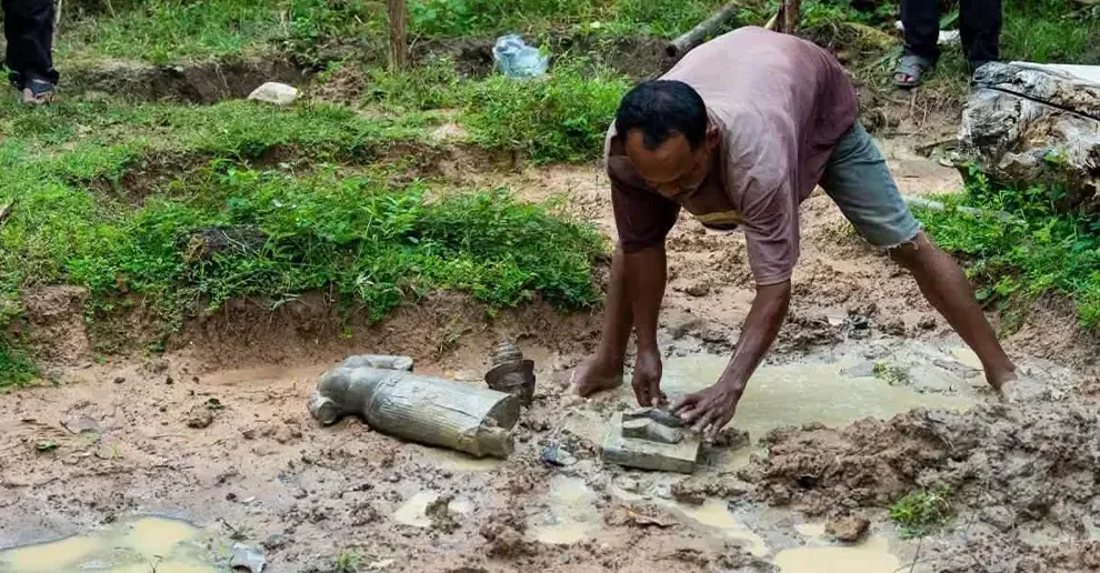 ពលរដ្ឋគំរូ! ឪពុកនិងកូនប្រុសប្រទះឃើញបដិមាបុរាណកប់ដីក្បែរផ្ទះ រាយការណ៍ជូនអាជ្ញាធរភ្លាមៗ