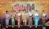 បវរកញ្ញាកម្ពុជាដើរម៉ូតបង្ហាញឈុត «ស្បៃបុរាណខ្មែរ» រំលេចអត្តសញ្ញាណជាតិ