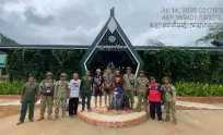 ទេសចរ ៣ នាក់ជាប់គាំងលើខ្នងផ្សារព្រោះជំនន់ទឹកភ្លៀង ពេលនេះត្រូវបានជម្លៀសមកកាន់ទីសុវត្ថិភាពហើយ