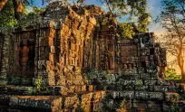 សិលាចារិកប្រាសាទជ្រុង បរិយាយលម្អិតពីការស្ថាបនាមហាកំពែង កសិន្ធុទឹក និងទ្វារចូលរាជធានីអង្គរធំ
