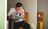 មកស្គាល់អាការ Workplace Telepressure ៖ សម្ពាធផ្លូវចិត្តដែលត្រូវបង្ខំឱ្យប្រញាប់តបសារការងារ ទោះផុតម៉ោងការងារក៏ដោយ