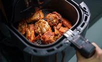 ប្រើម៉ាស៊ីនបំពង Air Fryer រាល់ថ្ងៃ ត្រូវប្រយ័ត្ន! ៥ កំហុសនេះធ្វើឱ្យអាហារមិនឆ្ងាញ់ ថែមទាំងប្រឈមហានិភ័យសុខភាព