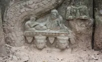 ភស្តុតាងប្រវត្តិសាស្ត្រ! ចម្លាក់ប្រាសាទលាក់នាង បង្ហាញសកម្មភាពគ្រូពេទ្យបុរាណ ស្ទង់ជីពចរ អ្នកជំងឺ