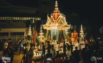 ប្រពៃណីបណ្ដែតប្រទីបអ្នកស្រុកអង្គរ បន្តថែដល់សព្វថ្ងៃលើទឹកដីសៀមរាប