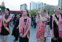 Miss Planet International ទាំង ៣២ ប្រទេស ទៅទស្សនារូបគំនូរសិល្បៈ ដើម្បីសន្តិភាព