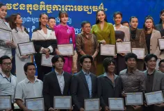 សាន្ត កុសុមៈ រវល់កិច្ចការបង្រៀនយ៉ាងណា ក៏មិនភ្លេចវេទិកា «យុវជនក្នុងកិច្ចការពារវប្បធម៌»