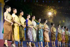 បវរកញ្ញាខ្មែរជាច្រើនរូបបង្ហាញម៉ូដសម្លៀកបំពាក់ស្បៃបុរាណខ្មែរ នាកម្មវិធី នគរសង្ក្រាន្ត