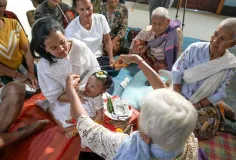 អ្នកស្រុកអង្គរ បន្តទំនៀមទម្លាប់បុរាណ «កាត់សក់បង្កក់ឆ្មប» ដល់ទារកទើបកើត