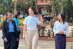 តួឯកស្រីរឿង Cinderella កញ្ញា Lily James បានមកទស្សនកិច្ចនៅកម្ពុជា និងបានលេងល្បែងប្រជាប្រិយខ្មែរ