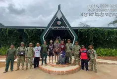 ទេសចរ ៣ នាក់ជាប់គាំងលើខ្នងផ្សារព្រោះជំនន់ទឹកភ្លៀង ពេលនេះត្រូវបានជម្លៀសមកកាន់ទីសុវត្ថិភាពហើយ