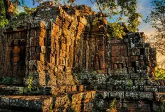 សិលាចារិកប្រាសាទជ្រុង បរិយាយលម្អិតពីការស្ថាបនាមហាកំពែង កសិន្ធុទឹក និងទ្វារចូលរាជធានីអង្គរធំ