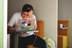 មកស្គាល់អាការ Workplace Telepressure ៖ សម្ពាធផ្លូវចិត្តដែលត្រូវបង្ខំឱ្យប្រញាប់តបសារការងារ ទោះផុតម៉ោងការងារក៏ដោយ