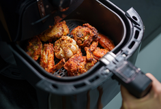 ប្រើម៉ាស៊ីនបំពង Air Fryer រាល់ថ្ងៃ ត្រូវប្រយ័ត្ន! ៥ កំហុសនេះធ្វើឱ្យអាហារមិនឆ្ងាញ់ ថែមទាំងប្រឈមហានិភ័យសុខភាព