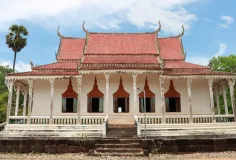 វិហារបុរាណអាយុកាល ១០០ ឆ្នាំ ស្ថិតក្នុងអារាមកំពង់ត្រឡាចលើ ខេត្តកំពង់ឆ្នាំង