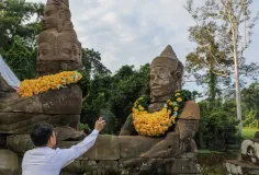 អាជ្ញាធរ​ជាតិ​អប្សរា ធ្វើពិធីភ្ជាប់​ព្រះសិរ និង​បើក​ព្រះ​នេត្រ​ចម្លាក់​ទេព២ នៅ​ខ្លោងទ្វារជ័យ