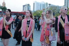 Miss Planet International ទាំង ៣២ ប្រទេស ទៅទស្សនារូបគំនូរសិល្បៈ ដើម្បីសន្តិភាព - Article