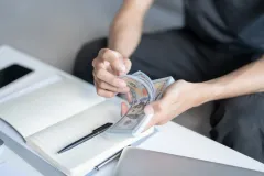 ទើបបើកប្រាក់ខែថ្មីៗ គួរដឹងពីតិចនិកចំណាយ ការពារចាយអស់សល់ថ្ងៃ - Article