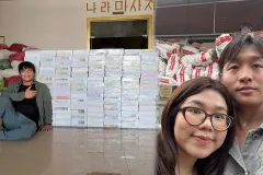 ស្ថាបនិកសាលាដូង អ៊ុក វណ្ណដេ និង ហេង វិសាល បន្តពួតដៃគ្នាជួយក្មេងភៀសសឹក ជាសម្ភារៈសិក្សារាប់ពាន់ឈុត - Article