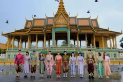 ការតុបតែងខ្លួនបែបបុរាណថតនៅមុខព្រះបរមរាជវាំងកំពុងពេញនិយមទាំងភ្ញៀវជាតិ និងអន្តរជាតិ - Article