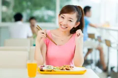 ស្ត្រេសគិតអីមិនចេញ សាកល្បងញ៉ាំអាហារ ៧ មុខនេះ ជួយឱ្យអ្នករីករាយជាងមុន - Article