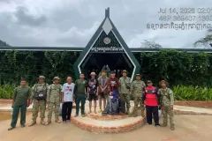 ទេសចរ ៣ នាក់ជាប់គាំងលើខ្នងផ្សារព្រោះជំនន់ទឹកភ្លៀង ពេលនេះត្រូវបានជម្លៀសមកកាន់ទីសុវត្ថិភាពហើយ - Article