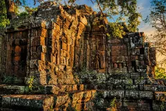 សិលាចារិកប្រាសាទជ្រុង បរិយាយលម្អិតពីការស្ថាបនាមហាកំពែង កសិន្ធុទឹក និងទ្វារចូលរាជធានីអង្គរធំ - Article
