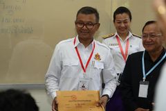 រដ្ឋមន្ត្រីក្រសួងអប់រំផ្ដល់អាហារូបករណ៍ដល់សិស្សទី១២ ដែលរស់នៅតាមបណ្ដាខេត្តថៃឈ្លានពាន - Article