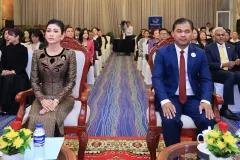 បន្ថែមការការពារអ្នកដែលជាធនធានមានស្នាដៃ សមាគមទិញសេវាធានារ៉ាប់រង​អាយុជីវិត ដល់សិល្បករខ្មែរ - Article