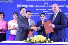 នៅ សុនិតា តំណាងសមាគមសិល្បករខ្មែរ ចុះ MoU ជាមួយ រ៉ូយ៉ាល់គ្រុប វែលនេស សេនធើ ផ្តល់ជូនការគាំពារសុខុមាលភាពពិសេសជូនសិល្បករខ្មែរ - Article