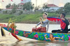 បច្ចុប្បន្ននារីរាំក្បាលទូក មិនសូវជាឃើញមានច្រើនឡើយ ក្នុងពិធីប្រណាំងទូក - Article