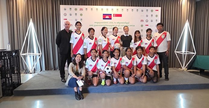 កីឡាបាល់ទាត់ធ្វើឱ្យសិស្សបឋមសិក្សាស្រះស្រង់ខេត្តសៀមរាប៣រូបមានឱកាសជិះយន្ដហោះទៅក្រៅប្រទេសលើកដំបូង