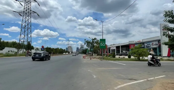 អគារតាំងបង្ហាញរថយន្ត​ទំនើបៗស្ទ...