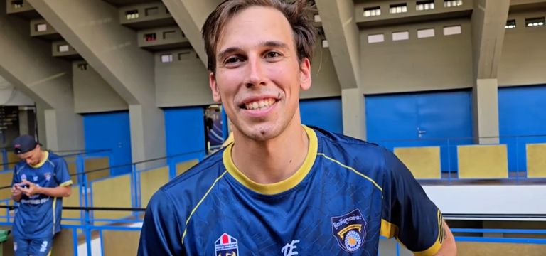 ដោយសារស្រឡាញ់ប្រទេសកម្ពុជា កីឡ...