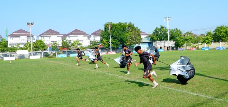 ក្រុមបាល់ទាត់វិទ្យាល័យសម្ដេច ហ...