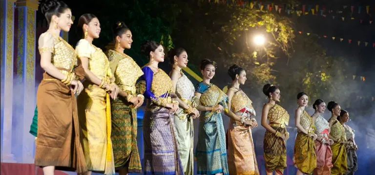 បវរកញ្ញាខ្មែរជាច្រើនរូបបង្ហាញម៉ូដសម្លៀកបំពាក់ស្បៃបុរាណខ្មែរ នាកម្មវិធី នគរសង្ក្រាន្ត