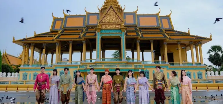 ការតុបតែងខ្លួនបែបបុរាណថតនៅមុខព្រះបរមរាជវាំងកំពុងពេញនិយមទាំងភ្ញៀវជាតិ និងអន្តរជាតិ