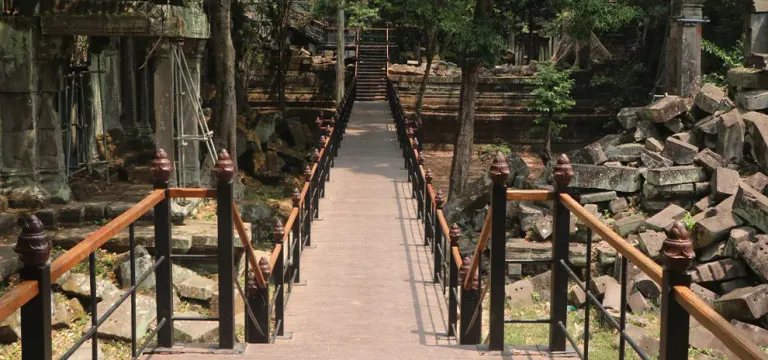 ស្ពានឈើថ្មើរជើងប្រាសាទបេងមាលា ទើបសង់រួច ស្អាតប្រៀបបានជណ្ដើរឡើងឋានសួគ៌បុរាណ