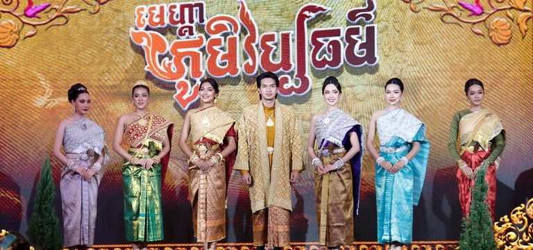 បវរកញ្ញាកម្ពុជាដើរម៉ូតបង្ហាញឈុត «ស្បៃបុរាណខ្មែរ» រំលេចអត្តសញ្ញាណជាតិ