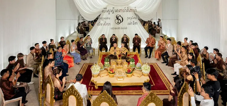 រូបភាពថ្ងៃមង្គលការតារាសម្ដែង ដាដាវ ភ្ញៀវភាគសឹងតែទាំងអស់គ្រងស្លៀកឈុតពណ៌ត្នោត