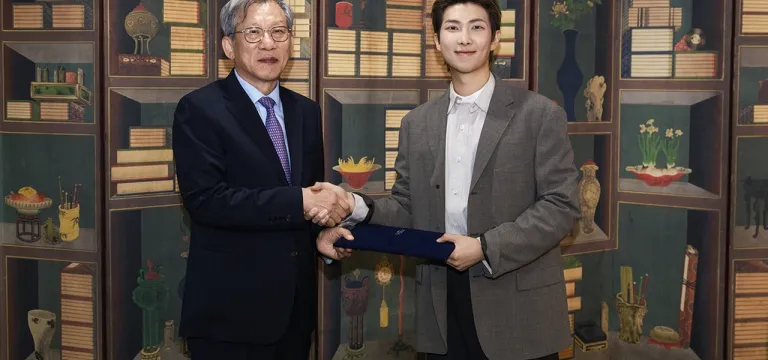 RM មេក្រុម BTS ត្រូវបានតែងតាំងជាទូតសុច្ឆន្ទៈសកលដំបូងក្នុងប្រវត្តិសាស្រ្តសម្រាប់សារមន្ទីរជាតិកូរ៉េ