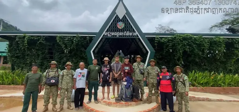 ទេសចរ ៣ នាក់ជាប់គាំងលើខ្នងផ្សារព្រោះជំនន់ទឹកភ្លៀង ពេលនេះត្រូវបានជម្លៀសមកកាន់ទីសុវត្ថិភាពហើយ