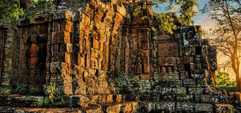 សិលាចារិកប្រាសាទជ្រុង បរិយាយលម្អិតពីការស្ថាបនាមហាកំពែង កសិន្ធុទឹក និងទ្វារចូលរាជធានីអង្គរធំ